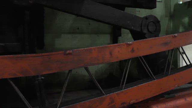 공장에서 작동 중인 산업 기계