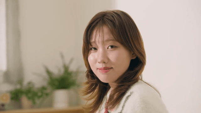 밝은 표정으로 웃는 여성