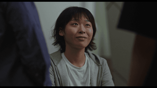 대화를 마치고 불안해하는 여성