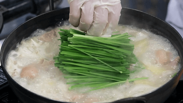끓는 돼지뼈 국물에 부추 추가