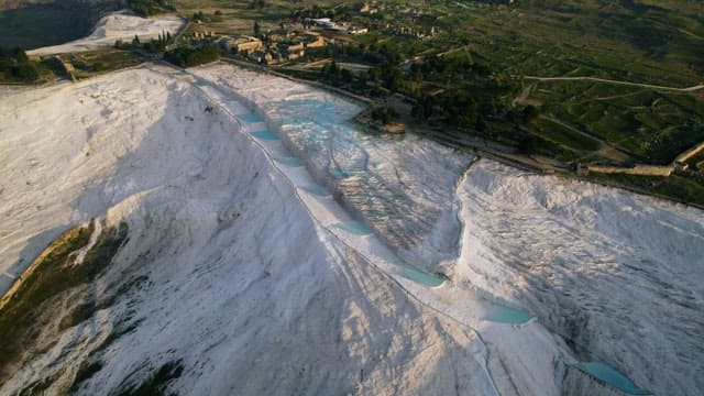 탄산칼슘 침전에 의해 조성된 석화암 지대