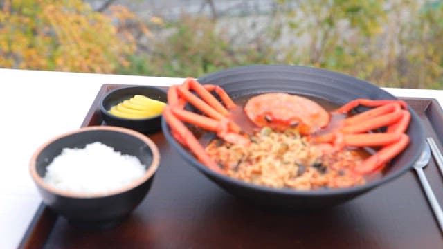 따뜻한 홍게 라면 한 그릇과 밥, 단무지 한상