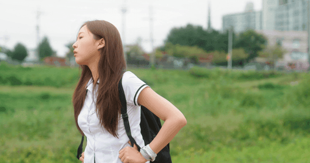 가방을 메고 기다리는 여학생
