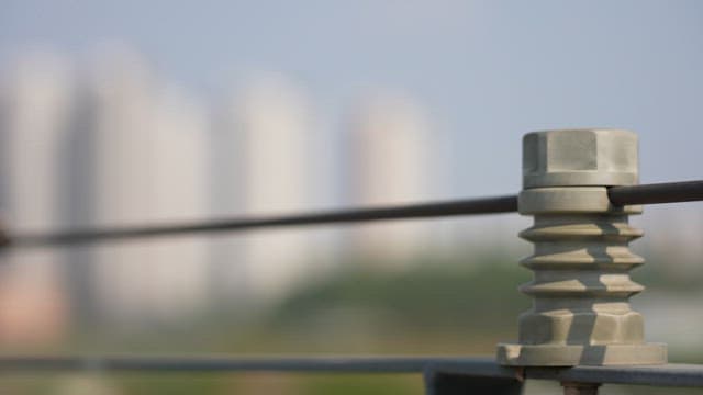 산업 시설 근처 주택 단지의 아파트