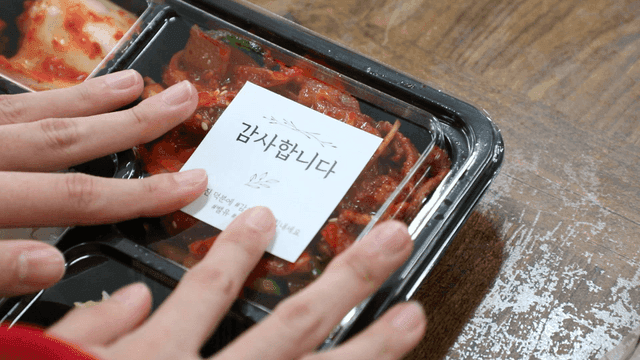 매운 제육볶음이 담긴 한식 도시락