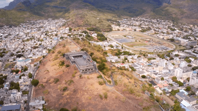 언덕으로 둘러싸인 도시의 항공 뷰