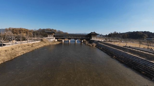 강 위의 전통 한국 다리