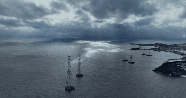 송전탑이 있는 흐린 하늘과 바다