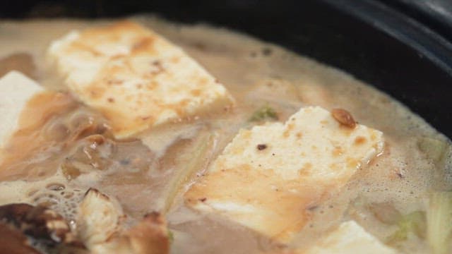 끓고 있는 다양한 채소와 두부가 푸짐히 들어간 청국장