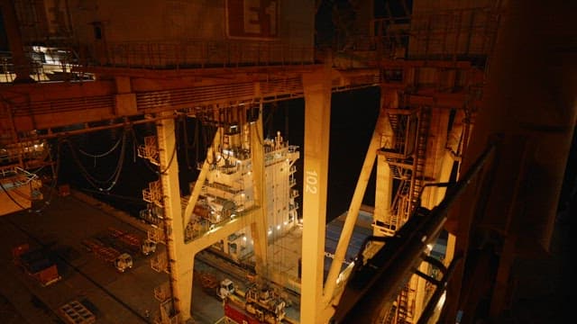 야간에도 작업이 이루어지는 산업 항구