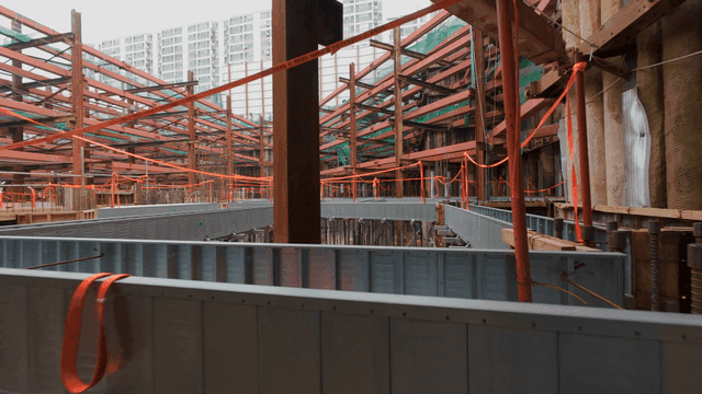 금속 빔이 있는 건설 현장