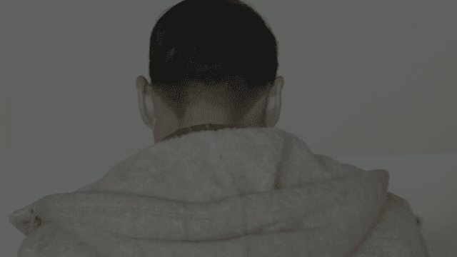 실내에서 모자를 벗는 남자의 뒷모습