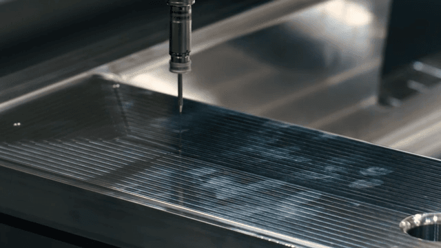 금속 표면 위에서 작동하는 기계