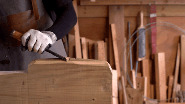 작업장에서 나무를 조각하는 장인