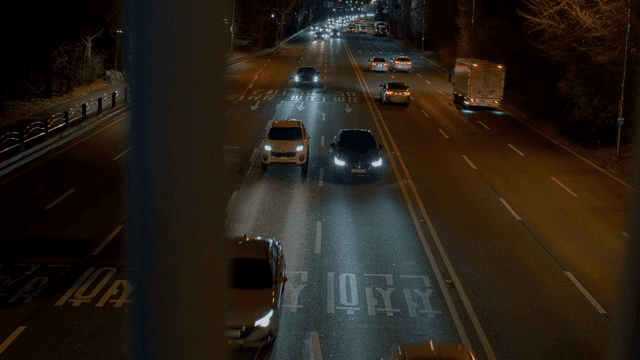 번화한 도로의 야간 교통