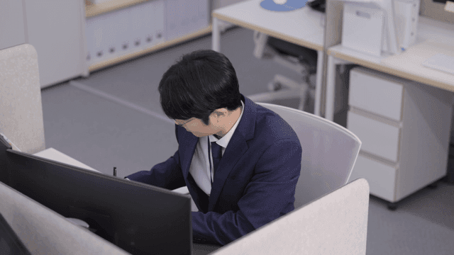 컴퓨터 작업에 집중하는 사무직원