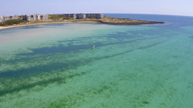 맑은 해안 바다에서 윈드서핑