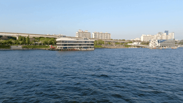 현대적인 도시 풍경과 강