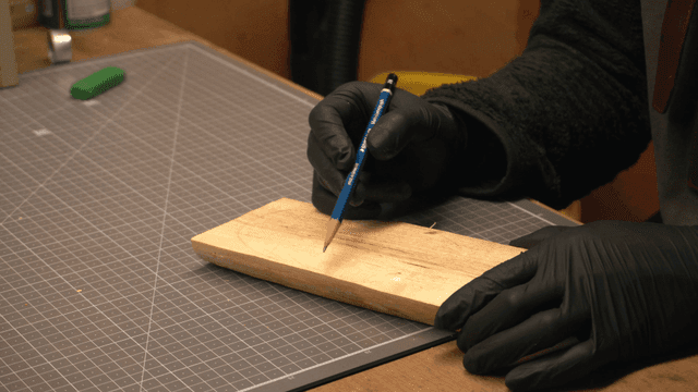 연필로 나무에 표시하는 목공예가