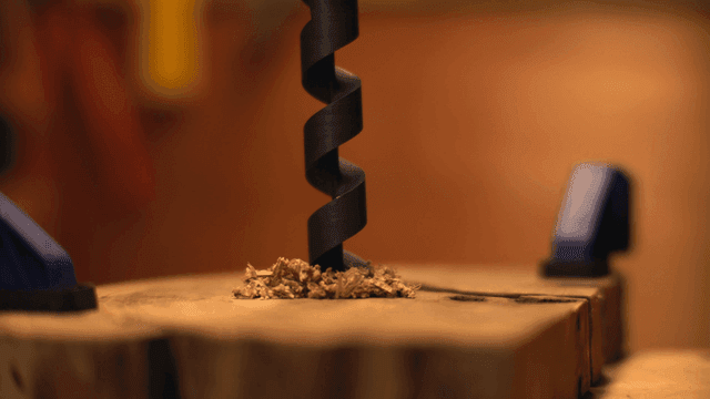 나무를 뚫고 있는 드릴 비트