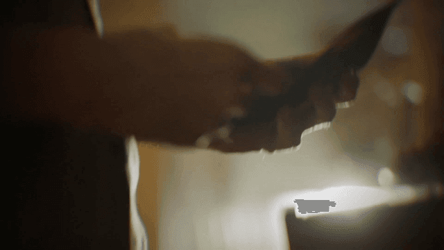 서랍을 열고 통장을 확인하는 사람