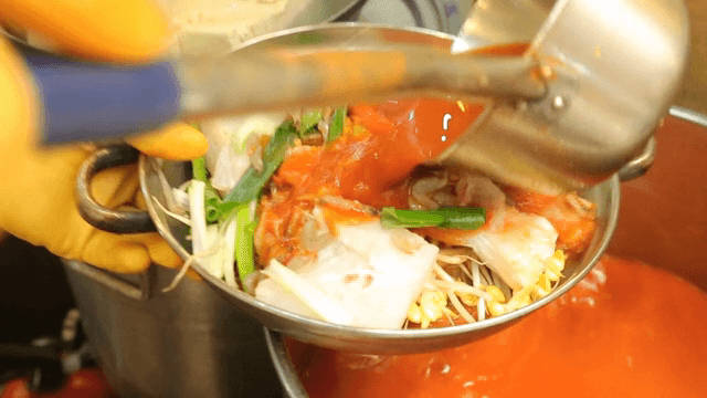 채소와 함께 준비되는 대구매운탕