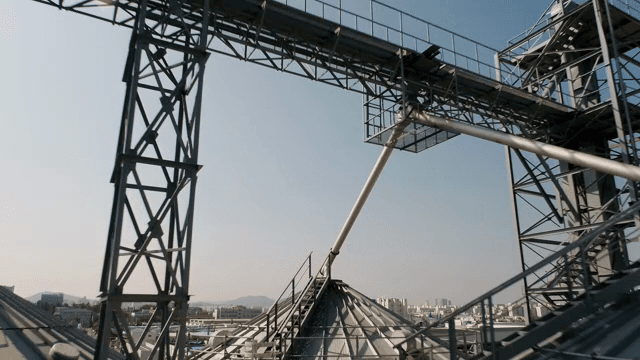 맑은 하늘 아래 산업 구조물