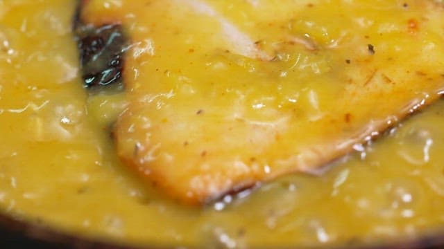 소스를 곁들인 먹음직스러운 참치 스테이크