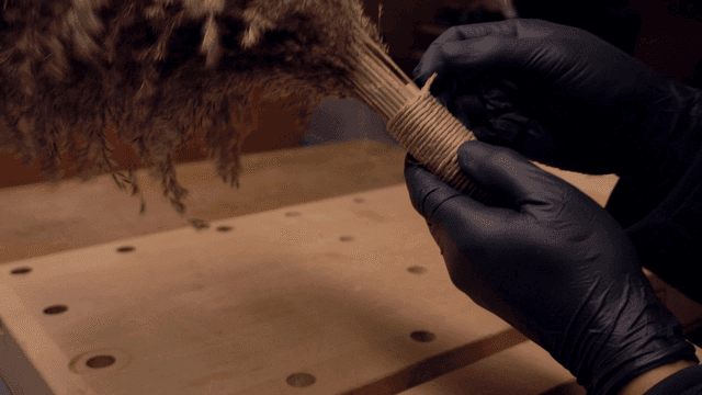 실내에서 수제 빗자루 제작