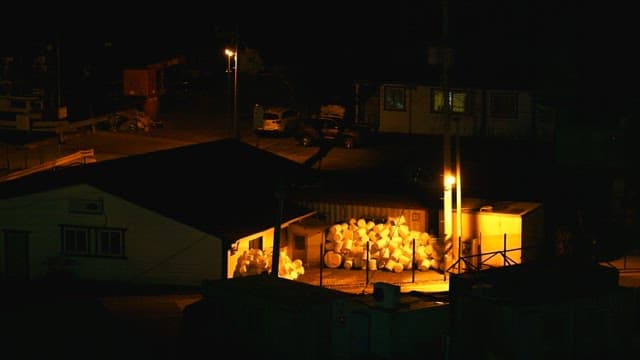 야간에 쌓아둔 자재가 있는 산업 현장