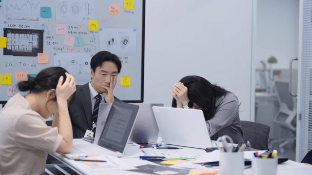 전화로 계약 결렬을 확인하고 다같이 좌절하는 모습