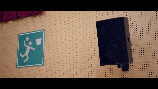 실내 스피커와 농구 표지판