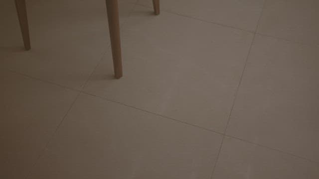 타일 바닥에 비친 창문의 그림자