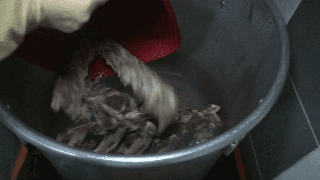 큰 냄비에 뼈를 삶는 장면