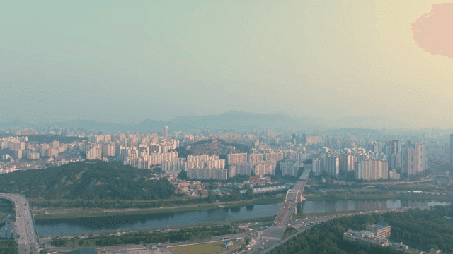 강과 다리가 있는 광활한 도시 풍경