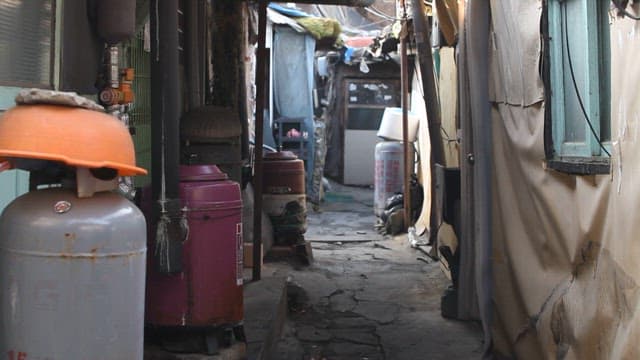 오래된 주택 사이 좁은 골목길