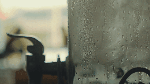 유리 물 디스펜서 위 맺힌 물방울