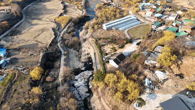 구불구불한 강이 있는 시골 마을