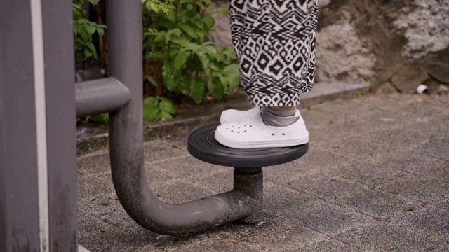 야외 운동 기구를 사용하는 사람