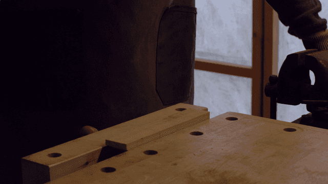 작업장에서 도구를 사용한 목공