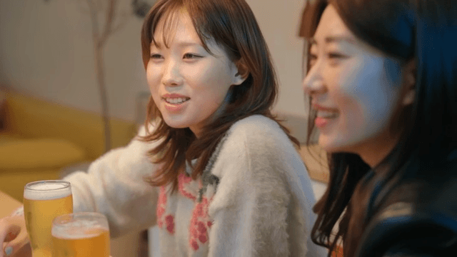 함께 맥주를 마시며 대화를 나누는 친구들