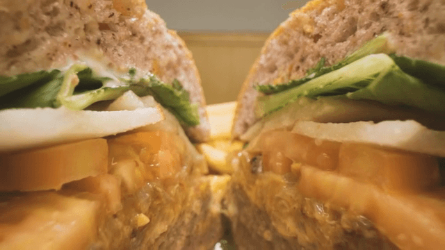 감자튀김과 함께한 육즙 가득한 버거