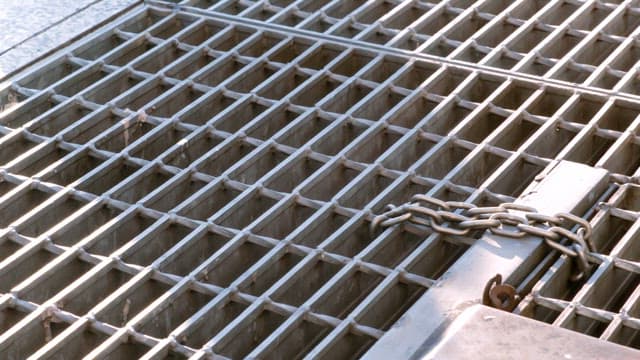 그림자가 보이는 배수로 덮개