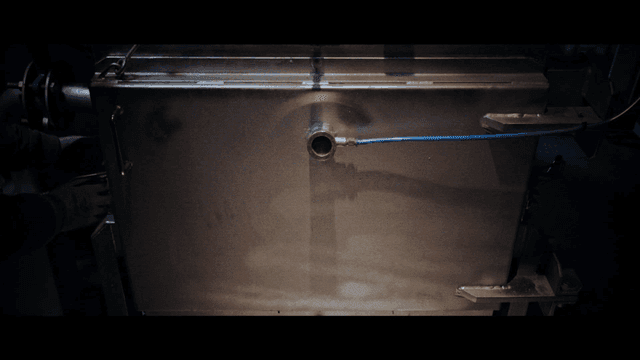 산업 기계를 조작하는 작업자