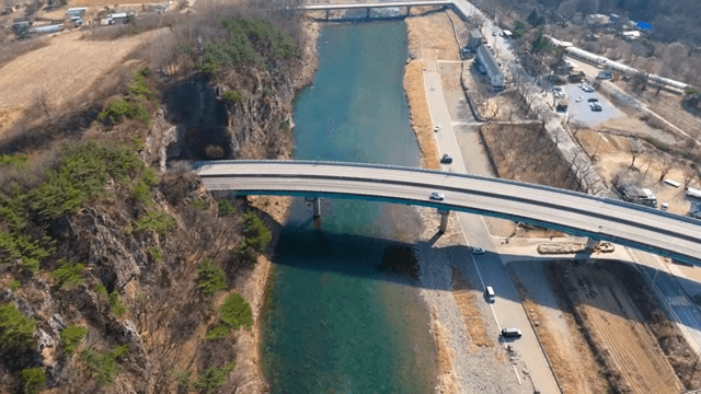 맑은 강 위의 다리와 바위 절벽