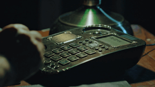 아날로그 전화기 버튼을 누르는 손