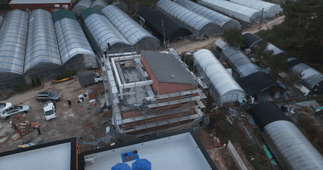 비닐하우스 근처의 건설 현장