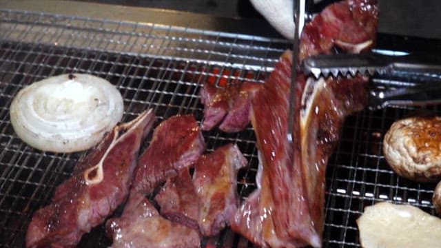 불판 위에서 구워지는 소고기