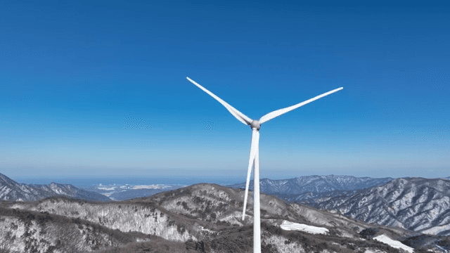 눈 덮인 산의 풍력 터빈