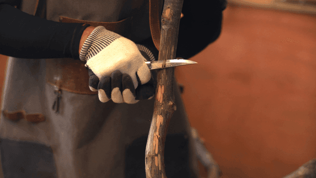 칼로 나무를 깎는 사람